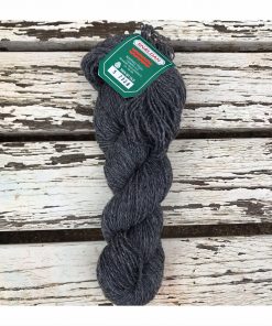 Smuk og behagelig ren uld fra Færøerne. Løbelængde på ca 360 m pr fed på 100 g. Vejledende pinde 2,5-4 mm Vejledende strikkefasthed 20-26 masker pr 10 cm. Garnet kan om ønsket farves i en bestemt tone. Dette garn kan eks. anvendes til 'Carl Emil' swateren, 'Lost And Found'