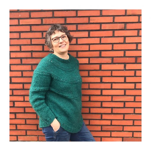 Birgitte Top-Down- Tunika Modellen er i One Size Strikkefasthed: 12 m pr. 10 cm Forslag til pindstørrelse:  p. 8 Der er til denne model anvendt garntypen Lett-Lopi fra Istex, men andre typer kan også benyttes. Foretag en strikkeprøve og være opmærksom på, at strikkefastheden passer, da modellen ellers ikke vil får de ønskede mål. Modellens Mål: Overvidde/brystmål:                                             112 cm Længde, målt fra halsrib til rib ved:                       65 cm Ærmelængde, indvendig:                                      38 cm Ærmelængde, fra hals til rib v. ærme:                   68 cm Længde krop, ærmegab til ribkant:                       38 cm