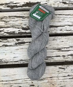 Smuk og behagelig ren uld fra Færøerne. Løbelængde på ca 360 m pr fed på 100 g. Vejledende pinde 2,5-4 mm Vejledende strikkefasthed 20-26 masker pr 10 cm. Garnet kan om ønsket farves i en bestemt tone. Dette garn kan eks. anvendes til 'Carl Emil' swateren, 'Lost And Found'