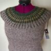 Materialer: Sword Vest Léttlopi 100 % uld fra Island, løbelængde 50 g. ca. 100 m Alternativ: Andre garntyper kan anvendes, vær dog opmærksom på at garntypen skal være med samme strikkefasthed Dame Størrelse: XS (S) M ( L ) XL (XXL) Overvidde: 83 88 95 102 113 125 cm Hel længde ca: 50 52 54 56 58 60 cm Garn: A: Barley (1419) (4) 4 (5) 5 6 (6) ngl. B: Golden heather (9426) 1 (1) 1 (1) 1 (1) ngl. C: Bottle green (1405) 1 (1) 1 (1) 1 (1) ngl. Rundpinde: 4,5 mm, 80 cm samt 80 cm Rundpinde: 5,5 mm, 80 cm samt maskeholdere og markører Strikkefasthed: 16 masker og 21 pinde glatstrik på pind 5,0 = 10 x 10 cm. OBS!: Husk at kontrollerer strikkefastheden, da den er ensbetydende med om det færdige arbejde vil passe som ønsket. Er din strikkefasthed større eller mindre skiftes til tykkere eller tyndere pinde efter behov. Strikker du med en anden type garn, end anvendt i opskriften, er en strikkeprøve vigtigt Inden du griber strikkepindene er det altid en god ide, at kende modtagers mål. Det er ærgerligt, hvis ærmerne er for korte, ribben for stram eller kroppen for lang. Der ligger en del arbejde i et strikkearbejde og det skulle nødigt ende på en hylde. Derfor er strik genialt, da du kan få arbejdet helt som det passer til dig. Er du eks. en str M, men har længere arme eller vil måske gerne have trøjen lidt længere, så følger du bare str. M, men strikker samme længde på ærmer og krop som til str. L. Samme valgfrihed gælder også om du ikke ønsker talje eller modellen er til en herre, så vælger du bare dette til eller fra. Strikkemetode: Denne model strikkes fra rib ved hofte og op mod ærmegabet, dernæst strikkes ærmerne og siden samles arbejdet på 1 pind. Sweaterens mønster og indtagninger strikkes nu som vist i diagrammet. Mønsteret er strikket med brug af metoden Fair Isle, en teknik der låser garnet for hver 3-4 maske, og dermed sikre mod lange løkker ved farveskift på bagsiden. Metoden kræver lidt øvelse, men vil på sigt være til stor hjælp, samt give dig glæden ved et flot arbejde på både for- og bagside af arbejdet. Modellen er ens i for og bagstykke, dog er disse benævnelser brugt for nemheds skyld. På nettet finder du flere gode videoer, der beskriver hvordan Fair Isle/flerfarvet strik udføres. Strikketips: Brug af forkortelser i denne opskrift: m=maske, r= ret, vr=vrang, omg=omgang, indt=indtagning, udt=udtagning, gent=gentag, afl=aflukkes 1 udtv: betyder en løftet udtagning mod venstre. Venstre pind stikkes ind i masken under den maske, der lige er strikket. Masken løftes op på pinden og der strikkes ret i denne 1 udth: er en løftet maske ud mod højre og dermed en spejling af ovenstående maske. Højre pind stikkes ind i masken under den maske, der skal strikkes. Der strikkes ret i den løftede maske 2 dr r sm h: strik en maske. Løft en maske, løft den tilbage på venstre pind, løft den efterfølgende maske hen over masken, løft masken tilbage til højre pind. Denne indtagning hælder mod højre. 2 dr r sm v: tag en maske løst af, strik den næste maske ret og træk den løse maske over den strikkede. Denne indtagning hælder mod venstre. OBS! er intet andet nævnt i opskriften, benyttes denne indtagning eks. i diagrammet. Markører: hjælper med at markerer start eller afslutning på ind- eller udtagninger. Det er her en stor hjælp at flytte markøren op til den sidste ud- eller indtagning, så intervallet af disse bliver jævnt. Krydsopslag: krydsopslag er en flot og enkelt måde at lave en opslagning med. Metoden har den fordel, at man ikke risikerer for lidt eller for meget garn under opslagningen. Desuden har dette opslag det plus at der kan benyttes 2 farver, hvilket giver en ekstra detalje i arbejdet. Kender du ikke teknikken, finder der mange nyttige videoer på nettet, der hurtigt lærer dig denne teknik.