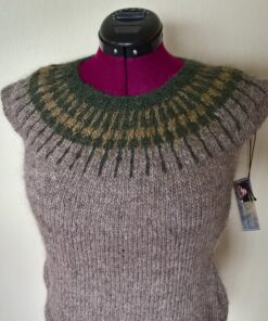 Materialer: Sword Vest Léttlopi 100 % uld fra Island, løbelængde 50 g. ca. 100 m Alternativ: Andre garntyper kan anvendes, vær dog opmærksom på at garntypen skal være med samme strikkefasthed Dame Størrelse: XS (S) M ( L ) XL (XXL) Overvidde: 83 88 95 102 113 125 cm Hel længde ca: 50 52 54 56 58 60 cm Garn: A: Barley (1419) (4) 4 (5) 5 6 (6) ngl. B: Golden heather (9426) 1 (1) 1 (1) 1 (1) ngl. C: Bottle green (1405) 1 (1) 1 (1) 1 (1) ngl. Rundpinde: 4,5 mm, 80 cm samt 80 cm Rundpinde: 5,5 mm, 80 cm samt maskeholdere og markører Strikkefasthed: 16 masker og 21 pinde glatstrik på pind 5,0 = 10 x 10 cm. OBS!: Husk at kontrollerer strikkefastheden, da den er ensbetydende med om det færdige arbejde vil passe som ønsket. Er din strikkefasthed større eller mindre skiftes til tykkere eller tyndere pinde efter behov. Strikker du med en anden type garn, end anvendt i opskriften, er en strikkeprøve vigtigt Inden du griber strikkepindene er det altid en god ide, at kende modtagers mål. Det er ærgerligt, hvis ærmerne er for korte, ribben for stram eller kroppen for lang. Der ligger en del arbejde i et strikkearbejde og det skulle nødigt ende på en hylde. Derfor er strik genialt, da du kan få arbejdet helt som det passer til dig. Er du eks. en str M, men har længere arme eller vil måske gerne have trøjen lidt længere, så følger du bare str. M, men strikker samme længde på ærmer og krop som til str. L. Samme valgfrihed gælder også om du ikke ønsker talje eller modellen er til en herre, så vælger du bare dette til eller fra. Strikkemetode: Denne model strikkes fra rib ved hofte og op mod ærmegabet, dernæst strikkes ærmerne og siden samles arbejdet på 1 pind. Sweaterens mønster og indtagninger strikkes nu som vist i diagrammet. Mønsteret er strikket med brug af metoden Fair Isle, en teknik der låser garnet for hver 3-4 maske, og dermed sikre mod lange løkker ved farveskift på bagsiden. Metoden kræver lidt øvelse, men vil på sigt være til stor hjælp, samt give dig glæden ved et flot arbejde på både for- og bagside af arbejdet. Modellen er ens i for og bagstykke, dog er disse benævnelser brugt for nemheds skyld. På nettet finder du flere gode videoer, der beskriver hvordan Fair Isle/flerfarvet strik udføres. Strikketips: Brug af forkortelser i denne opskrift: m=maske, r= ret, vr=vrang, omg=omgang, indt=indtagning, udt=udtagning, gent=gentag, afl=aflukkes 1 udtv: betyder en løftet udtagning mod venstre. Venstre pind stikkes ind i masken under den maske, der lige er strikket. Masken løftes op på pinden og der strikkes ret i denne 1 udth: er en løftet maske ud mod højre og dermed en spejling af ovenstående maske. Højre pind stikkes ind i masken under den maske, der skal strikkes. Der strikkes ret i den løftede maske 2 dr r sm h: strik en maske. Løft en maske, løft den tilbage på venstre pind, løft den efterfølgende maske hen over masken, løft masken tilbage til højre pind. Denne indtagning hælder mod højre. 2 dr r sm v: tag en maske løst af, strik den næste maske ret og træk den løse maske over den strikkede. Denne indtagning hælder mod venstre. OBS! er intet andet nævnt i opskriften, benyttes denne indtagning eks. i diagrammet. Markører: hjælper med at markerer start eller afslutning på ind- eller udtagninger. Det er her en stor hjælp at flytte markøren op til den sidste ud- eller indtagning, så intervallet af disse bliver jævnt. Krydsopslag: krydsopslag er en flot og enkelt måde at lave en opslagning med. Metoden har den fordel, at man ikke risikerer for lidt eller for meget garn under opslagningen. Desuden har dette opslag det plus at der kan benyttes 2 farver, hvilket giver en ekstra detalje i arbejdet. Kender du ikke teknikken, finder der mange nyttige videoer på nettet, der hurtigt lærer dig denne teknik.