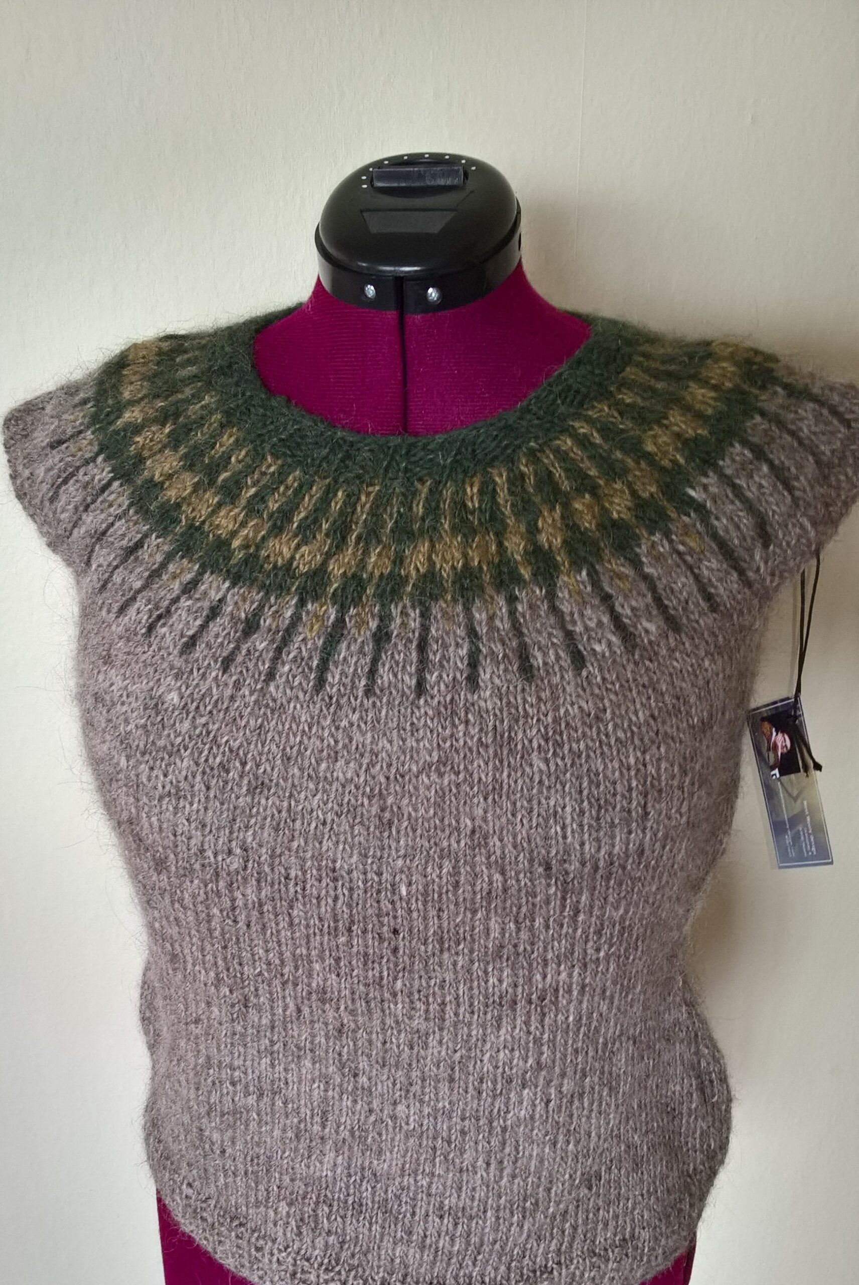 Sword Vest 1 Materialer: Sword Vest Léttlopi 100 % uld fra Island, løbelængde 50 g. ca. 100 m Alternativ: Andre garntyper kan anvendes, vær dog opmærksom på at garntypen skal være med samme strikkefasthed Dame Størrelse: XS (S) M ( L ) XL (XXL) Overvidde: 83 88 95 102 113 125 cm Hel længde ca: 50 52 54 56 58 60 cm Garn: A: Barley (1419) (4) 4 (5) 5 6 (6) ngl. B: Golden heather (9426) 1 (1) 1 (1) 1 (1) ngl. C: Bottle green (1405) 1 (1) 1 (1) 1 (1) ngl. Rundpinde: 4,5 mm, 80 cm samt 80 cm Rundpinde: 5,5 mm, 80 cm samt maskeholdere og markører Strikkefasthed: 16 masker og 21 pinde glatstrik på pind 5,0 = 10 x 10 cm. OBS!: Husk at kontrollerer strikkefastheden, da den er ensbetydende med om det færdige arbejde vil passe som ønsket. Er din strikkefasthed større eller mindre skiftes til tykkere eller tyndere pinde efter behov. Strikker du med en anden type garn, end anvendt i opskriften, er en strikkeprøve vigtigt Inden du griber strikkepindene er det altid en god ide, at kende modtagers mål. Det er ærgerligt, hvis ærmerne er for korte, ribben for stram eller kroppen for lang. Der ligger en del arbejde i et strikkearbejde og det skulle nødigt ende på en hylde. Derfor er strik genialt, da du kan få arbejdet helt som det passer til dig. Er du eks. en str M, men har længere arme eller vil måske gerne have trøjen lidt længere, så følger du bare str. M, men strikker samme længde på ærmer og krop som til str. L. Samme valgfrihed gælder også om du ikke ønsker talje eller modellen er til en herre, så vælger du bare dette til eller fra. Strikkemetode: Denne model strikkes fra rib ved hofte og op mod ærmegabet, dernæst strikkes ærmerne og siden samles arbejdet på 1 pind. Sweaterens mønster og indtagninger strikkes nu som vist i diagrammet. Mønsteret er strikket med brug af metoden Fair Isle, en teknik der låser garnet for hver 3-4 maske, og dermed sikre mod lange løkker ved farveskift på bagsiden. Metoden kræver lidt øvelse, men vil på sigt være til stor hjælp, samt give dig glæden ved et flot arbejde på både for- og bagside af arbejdet. Modellen er ens i for og bagstykke, dog er disse benævnelser brugt for nemheds skyld. På nettet finder du flere gode videoer, der beskriver hvordan Fair Isle/flerfarvet strik udføres. Strikketips: Brug af forkortelser i denne opskrift: m=maske, r= ret, vr=vrang, omg=omgang, indt=indtagning, udt=udtagning, gent=gentag, afl=aflukkes 1 udtv: betyder en løftet udtagning mod venstre. Venstre pind stikkes ind i masken under den maske, der lige er strikket. Masken løftes op på pinden og der strikkes ret i denne 1 udth: er en løftet maske ud mod højre og dermed en spejling af ovenstående maske. Højre pind stikkes ind i masken under den maske, der skal strikkes. Der strikkes ret i den løftede maske 2 dr r sm h: strik en maske. Løft en maske, løft den tilbage på venstre pind, løft den efterfølgende maske hen over masken, løft masken tilbage til højre pind. Denne indtagning hælder mod højre. 2 dr r sm v: tag en maske løst af, strik den næste maske ret og træk den løse maske over den strikkede. Denne indtagning hælder mod venstre. OBS! er intet andet nævnt i opskriften, benyttes denne indtagning eks. i diagrammet. Markører: hjælper med at markerer start eller afslutning på ind- eller udtagninger. Det er her en stor hjælp at flytte markøren op til den sidste ud- eller indtagning, så intervallet af disse bliver jævnt. Krydsopslag: krydsopslag er en flot og enkelt måde at lave en opslagning med. Metoden har den fordel, at man ikke risikerer for lidt eller for meget garn under opslagningen. Desuden har dette opslag det plus at der kan benyttes 2 farver, hvilket giver en ekstra detalje i arbejdet. Kender du ikke teknikken, finder der mange nyttige videoer på nettet, der hurtigt lærer dig denne teknik.