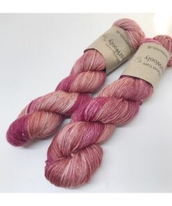 Smukt, lækkert og blødt håndfarvet garn af 75 % Merino Extrafine og 30 % Mulbærsilke. Farverne fordeler sig smukt på dette garn og giver en flot dybde i nuancerne. Løbelængde 320 m. på de 100 g. Vejledende pinde: 3-5 mm Vejledende strikkefasthed: 24-34 masker pr 10 cm