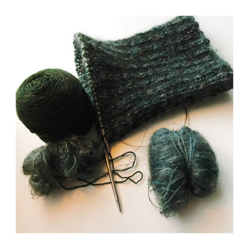 Opskrift på halsedisse i merino mørkgrønnne  samt mohair i merino og mohair