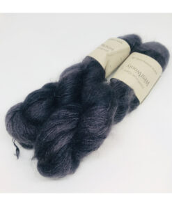 Bløde og glansfulde fed i en blanding af 75 % Kidmohair og 25 % Mulbærsilke. Dette garn er dermed et virkelig eksklusivt garn til dit strik. Mohair varmer 3 x mere end uld og vejer næsten intet. Brug garnet til sweatre, sjaler, huer og alt det andet, du ønsker ekstra blødt, lækkert, let og varmt. Disse fed lækre fed har en løbelængde på 420 m i hver fed a' 50 g. og er velegnet til følgetråd eller med flere tråde til hele arbejdet. Garnet stammer fra Italien, hvor det er spundet og af bedste sortering. Jeg håndfarver alle fed i små partier, husk derfor at bestille nok garn til dig projekt, så du er sikker på helt samme udtryk.
