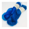 WestWooly Silke Mohair er blødt, lækkert og fyldigt garn, og det kan bruges til utallige formål som sweatre, sjaler og ikke mindst strik du ønsker at tilføre ekstra glans og kærlighed. Silke mohair er velegnet som følgetråd men kan også strikkes alene med 1 eller 2 tråde. Materiale: 75 % Superkidmohair, 25 % Morbærsilke Vejledende pinde: 3-4 mm Vejledende strikkefasthed: 32-40 masker pr 10 cm Løbelængde: 420 m pr fed a' 50 g Vaskeanvisning: håndvask, gerne i uldsæbe, kan centrifugeres i maskine – tørres liggende Jeg håndfarver alle fed i små partier, husk derfor at bestille fed nok til dit projekt Vær opmærksom på, at farven på billedet kan afvige en smule fra virkeligheden, da det afhænger af skærmens farvekalibrering. Der kan således  være nuanceforskelle fra skærm til skærm. 