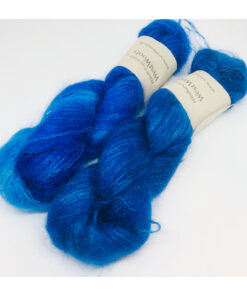 WestWooly Silke Mohair er blødt, lækkert og fyldigt garn, og det kan bruges til utallige formål som sweatre, sjaler og ikke mindst strik du ønsker at tilføre ekstra glans og kærlighed. Silke mohair er velegnet som følgetråd men kan også strikkes alene med 1 eller 2 tråde. Materiale: 75 % Superkidmohair, 25 % Morbærsilke Vejledende pinde: 3-4 mm Vejledende strikkefasthed: 32-40 masker pr 10 cm Løbelængde: 420 m pr fed a' 50 g Vaskeanvisning: håndvask, gerne i uldsæbe, kan centrifugeres i maskine – tørres liggende Jeg håndfarver alle fed i små partier, husk derfor at bestille fed nok til dit projekt Vær opmærksom på, at farven på billedet kan afvige en smule fra virkeligheden, da det afhænger af skærmens farvekalibrering. Der kan således  være nuanceforskelle fra skærm til skærm. 