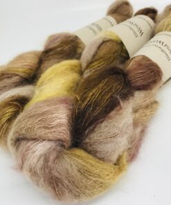 Bløde og glansfulde fed i en blanding af 75 % Kidmohair og 25 % Mulbærsilke. Dette garn er dermed et virkelig eksklusivt garn til dit strik. Mohair varmer 3 x mere end uld og vejer næsten intet. Brug garnet til sweatre, sjaler, huer og alt det andet, du ønsker ekstra blødt, lækkert, let og varmt. Disse fed lækre fed har en løbelængde på 420 m i hver fed a' 50 g. og er velegnet til følgetråd eller med flere tråde til hele arbejdet. Garnet stammer fra Italien, hvor det er spundet og af bedste sortering. Jeg håndfarver alle fed i små partier, husk derfor at bestille nok garn til dig projekt, så du er sikker på helt samme udtryk.