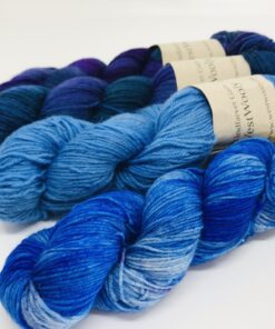 Blødt og lækkert garn af racen Bluefaced Leicester, der giver et smukt blødt garn med et fint silkeagtigt skær. Garnet er meget velegnet til lettere strik som sommerbluser og toppe, sjaler og meget andet. Strikket på mindre pind til mere varmt strik. Løbelængde: 4 X 200 m, 50 g Vejledende pinde 2,5-4 mm Vejledende strikkefasthed: 25-40 masker på 10 cm Vedlagt opskrift på sjal