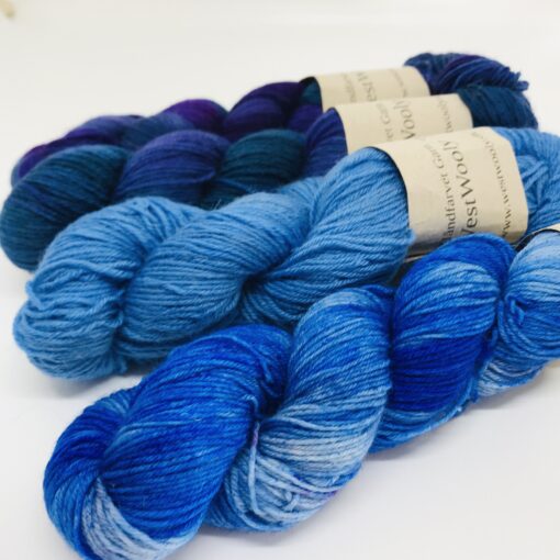 Blødt og lækkert garn af racen Bluefaced Leicester, der giver et smukt blødt garn med et fint silkeagtigt skær. Garnet er meget velegnet til lettere strik som sommerbluser og toppe, sjaler og meget andet. Strikket på mindre pind til mere varmt strik. Løbelængde: 4 X 200 m, 50 g Vejledende pinde 2,5-4 mm Vejledende strikkefasthed: 25-40 masker på 10 cm Vedlagt opskrift på sjal