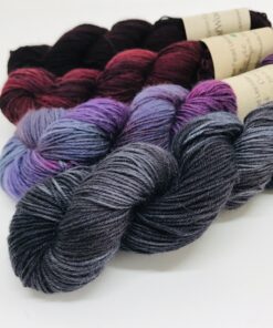 Blødt og lækkert garn af racen Bluefaced Leicester, der giver et smukt garn med et fint silkeagtigt skær. Garnet er meget velegnet til lettere strik som sommerbluser og toppe, sjaler og meget andet. Strikket på mindre pind til mere varmt strik. Løbelængde: 4 X 200 m, 50 g Vejledende pinde 2,5-4 mm Vejledende strikkefasthed: 25-40 masker på 10 cm Vedlagt opskrift på sjal