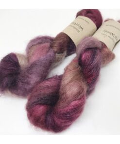 Bløde og glansfulde fed i en blanding af 75 % Kidmohair og 25 % Mulbærsilke. Dette garn er dermed et virkelig eksklusivt garn til dit strik. Mohair varmer 3 x mere end uld og vejer næsten intet. Brug garnet til sweatre, sjaler, huer og alt det andet, du ønsker ekstra blødt, lækkert, let og varmt. Disse fed lækre fed har en løbelængde på 420 m i hver fed a' 50 g. og er velegnet til følgetråd eller med flere tråde til hele arbejdet. Garnet stammer fra Italien, hvor det er spundet og af bedste sortering. Jeg håndfarver alle fed i små partier, husk derfor at bestille nok garn til dig projekt, så du er sikker på helt samme udtryk.