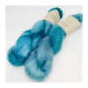 Bløde og glansfulde fed i en blanding af 75 % Kidmohair og 25 % Mulbærsilke. Dette garn er dermed et virkelig eksklusivt garn til dit strik. Mohair varmer 3 x mere end uld og vejer næsten intet. Brug garnet til sweatre, sjaler, huer og alt det andet, du ønsker ekstra blødt, lækkert, let og varmt. Disse fed lækre fed har en løbelængde på 420 m i hver fed a' 50 g. og er velegnet til følgetråd eller med flere tråde til hele arbejdet. Garnet stammer fra Italien, hvor det er spundet og af bedste sortering. Jeg håndfarver alle fed i små partier, husk derfor at bestille nok garn til dig projekt, så du er sikker på helt samme udtryk.