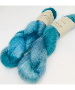 Bløde og glansfulde fed i en blanding af 75 % Kidmohair og 25 % Mulbærsilke. Dette garn er dermed et virkelig eksklusivt garn til dit strik. Mohair varmer 3 x mere end uld og vejer næsten intet. Brug garnet til sweatre, sjaler, huer og alt det andet, du ønsker ekstra blødt, lækkert, let og varmt. Disse fed lækre fed har en løbelængde på 420 m i hver fed a' 50 g. og er velegnet til følgetråd eller med flere tråde til hele arbejdet. Garnet stammer fra Italien, hvor det er spundet og af bedste sortering. Jeg håndfarver alle fed i små partier, husk derfor at bestille nok garn til dig projekt, så du er sikker på helt samme udtryk.