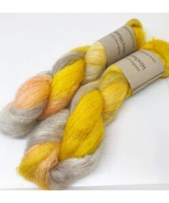 Bløde og glansfulde fed i en blanding af 75 % Kidmohair og 25 % Mulbærsilke. Dette garn er dermed et virkelig eksklusivt garn til dit strik. Mohair varmer 3 x mere end uld og vejer næsten intet. Brug garnet til sweatre, sjaler, huer og alt det andet, du ønsker ekstra blødt, lækkert, let og varmt. Disse fed lækre fed har en løbelængde på 420 m i hver fed a' 50 g. og er velegnet til følgetråd eller med flere tråde til hele arbejdet. Garnet stammer fra Italien, hvor det er spundet og af bedste sortering. Jeg håndfarver alle fed i små partier, husk derfor at bestille nok garn til dig projekt, så du er sikker på helt samme udtryk.