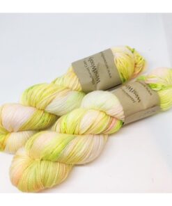 WestWooly merino SW 325, er et superblødt, lækkert og robust garn, og det kan bruges til utallige formål som sweatre, sjaler og ikke mindst strik til børn. Garnet er hårdt spundet af lange og bløde fibre og er derfor både blødt og kan strikkes på op til pind 4,5 mm Materiale: 100 % merino, 2-trådet, 20,5 mic Vejledende pinde: 3,5-4,5 mm Vejledende strikkefasthed: 22-30 masker pr 10 cm Løbelængde: 325 m pr fed a' 100 g Jeg håndfarver alle fed i små partier, husk derfor at bestille fed nok til dit projekt Vær opmærksom på, at farven på billedet kan afvige en smule fra virkeligheden, da det afhænger af skærmens farvekalibrering. Der kan således også være nuanceforskelle fra skærm til skærm. Håndfarvet garn er et spændende og interessant materiale at arbejde med.  Alle fed er farvet i hånden og helt unikke.Derfor vil der opleves forskelle i de enkelte fed. Når du strikker med håndfarvet garn, kan du med fordel strikke med to forskellige nøgler på samme tid. Strik eks. 2-5 omgange med hvert nøgle, hvormed du  