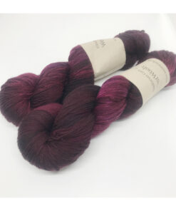 Merino SW 75 % , 25 % er et blødt og håndfarvet garn farvet i smukke farver. De anvendte farver ligger meget tæt og er en del af serien Calm Down, hvor farverne er meget rolige i sit udtryk. Løbelængde 400 m. på 100 g og et garn der kan benyttet til utallige formål. Vejledende pinde: 2,5-4 mm, Vejledende strikkefasthed:28-36 masker pr 10 cm