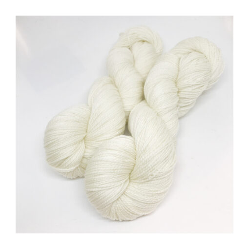 Super blødt og lækkert garn af 100 % Merino extrafine. Garnet er meget velegnet til farvning og har en løbelængde 530 m. på 100 g. Vejledende pinde: 2-3 mm Vejledende strikkefasthed: 25-30 masker pr 10 cm