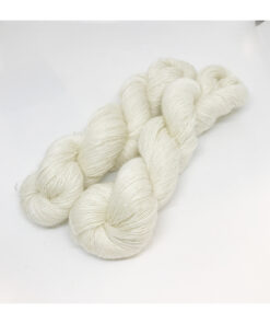 WestWooly Merino/ Hør 180 SW, er et blødt, lækkert og robust garn, og det kan bruges til mange formål som sweatre, sjaler og ikke mindst strik til børn. Dertil er dette hørgarn meget velegnet til dig, der let får det alt for varm i andre former for strik, da hør er temperaturregulerende og kølende. Garnet er hårdt spundet af lange og bløde fibre og er er dertil velegnet til sensitive og uldsarte. Materiale: 90 % merino (19, 5 mic), 10 % hør Vejledende pinde: 4,5-5,5 mm Vejledende strikkefasthed: 18-24 masker på 10 cm Løbelængde: 180 m pr fed a' 100 g Vaskeanvisning: håndvask, gerne i uldsæbe, kan centrifugeres i maskine – tørres liggende Vær opmærksom på, at farven på billedet kan afvige en smule fra virkeligheden, da det afhænger af skærmens farvekalibrering. Der kan således også være nuanceforskelle fra skærm til skærm. Håndfarvet garn er et spændende og interessant materiale at arbejde med.  Alle fed er farvet i hånden og helt unikke.Derfor vil der opleves forskelle i de enkelte fed. Når du strikker med håndfarvet garn, kan du med fordel strikke med to forskellige nøgler på samme tid. Strik eks. 2-5 omgange med hvert nøgle, hvormed du  