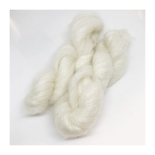 WestWooly Silke Mohair er blødt, lækkert og fyldigt garn, og det kan bruges til utallige formål som sweatre, sjaler og ikke mindst strik, du ønsker at tilføre ekstra glans og kærlighed. Materiale: 75 % Superkidmohair, 25 % Morbærsilke Vejledende pinde: 3-4 mm Vejledende strikkefasthed: 32-40 masker pr 10 cm Løbelængde: 420 m pr fed a' 50 g Vaskeanvisning: håndvask 30 grader (gerne uldsæbe) slynges i maskine, tørres liggende Jeg håndfarver alle fed i små partier, husk derfor at bestille fed nok til dit projekt Vær opmærksom på, at farven på billedet kan afvige en smule fra virkeligheden, da det afhænger af skærmens farvekalibrering. Der kan således også være nuanceforskelle fra skærm til skærm. Garnet stammer fra et spinderi Italien, hvor det er spundet af bedste sortering. Håndfarvet garn er et spændende og interessant materiale at arbejde med.  Alle fed er farvet i hånden og helt unikke.Derfor vil der opleves forskelle i de enkelte fed. Når du strikker med håndfarvet garn, kan du med fordel strikke med to forskellige nøgler på samme tid. Strik eks. 2-5 omgange med hvert nøgle, hvormed du  