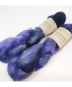 WestWooly Silke Mohair er blødt, lækkert og fyldigt garn, og det kan bruges til utallige formål som sweatre, sjaler og ikke mindst strik, du ønsker at tilføre ekstra glans og kærlighed. Materiale: 75 % Superkidmohair, 25 % Mulbærsilke Vejledende pinde: 3-4 mm Vejledende strikkefasthed: 32-40 masker pr 10 cm Løbelængde: 420 m pr fed a' 50 g Jeg håndfarver alle fed i små partier, husk derfor at bestille fed nok til dit projekt Vær opmærksom på, at farven på billedet kan afvige en smule fra virkeligheden, da det afhænger af skærmens farvekalibrering. Der kan således også være nuanceforskelle fra skærm til skærm. Garnet stammer fra Italien, hvor det er spundet og af bedste sortering. Håndfarvet garn er et spændende og interessant materiale at arbejde med.  Alle fed er farvet i hånden og helt unikke.Derfor vil der opleves forskelle i de enkelte fed. Når du strikker med håndfarvet garn, kan du med fordel strikke med to forskellige nøgler på samme tid. Strik eks. 2-5 omgange med hvert nøgle, hvormed du  