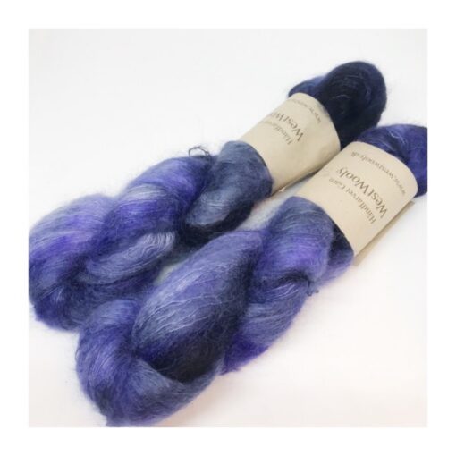 WestWooly Silke Mohair er blødt, lækkert og fyldigt garn, og det kan bruges til utallige formål som sweatre, sjaler og ikke mindst strik, du ønsker at tilføre ekstra glans og kærlighed. Materiale: 75 % Superkidmohair, 25 % Mulbærsilke Vejledende pinde: 3-4 mm Vejledende strikkefasthed: 32-40 masker pr 10 cm Løbelængde: 420 m pr fed a' 50 g Jeg håndfarver alle fed i små partier, husk derfor at bestille fed nok til dit projekt Vær opmærksom på, at farven på billedet kan afvige en smule fra virkeligheden, da det afhænger af skærmens farvekalibrering. Der kan således også være nuanceforskelle fra skærm til skærm. Garnet stammer fra Italien, hvor det er spundet og af bedste sortering. Håndfarvet garn er et spændende og interessant materiale at arbejde med.  Alle fed er farvet i hånden og helt unikke.Derfor vil der opleves forskelle i de enkelte fed. Når du strikker med håndfarvet garn, kan du med fordel strikke med to forskellige nøgler på samme tid. Strik eks. 2-5 omgange med hvert nøgle, hvormed du  