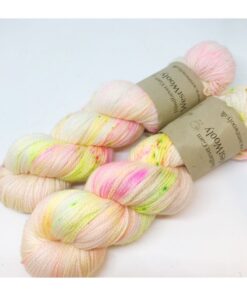 WestWooly merino SW 325, er et superblødt, lækkert og robust garn, og det kan bruges til utallige formål som sweatre, sjaler og ikke mindst strik til børn. Garnet er hårdt spundet af lange og bløde fibre og er derfor både blødt og kan strikkes på op til pind 4,5 mm Materiale: 100 % merino, 2-trådet, 20,5 mic Vejledende pinde: 3,5-4,5 mm Vejledende strikkefasthed: 22-30 masker pr 10 cm Løbelængde: 325 m pr fed a' 100 g Jeg håndfarver alle fed i små partier, husk derfor at bestille fed nok til dit projekt Vær opmærksom på, at farven på billedet kan afvige en smule fra virkeligheden, da det afhænger af skærmens farvekalibrering. Der kan således også være nuanceforskelle fra skærm til skærm. Håndfarvet garn er et spændende og interessant materiale at arbejde med.  Alle fed er farvet i hånden og helt unikke.Derfor vil der opleves forskelle i de enkelte fed. Når du strikker med håndfarvet garn, kan du med fordel strikke med to forskellige nøgler på samme tid. Strik eks. 2-5 omgange med hvert nøgle, hvormed du  