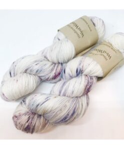 WestWooly merino SW 325, er et superblødt, lækkert og robust garn, og det kan bruges til utallige formål som sweatre, sjaler og ikke mindst strik til børn. Garnet er hårdt spundet af lange og bløde fibre og er derfor både blødt og kan strikkes på op til pind 4,5 mm Materiale: 100 % merino, 2-trådet, 20,5 mic Vejledende pinde: 3,5-4,5 mm Vejledende strikkefasthed: 22-30 masker pr 10 cm Løbelængde: 325 m pr fed a' 100 g Jeg håndfarver alle fed i små partier, husk derfor at bestille fed nok til dit projekt Vær opmærksom på, at farven på billedet kan afvige en smule fra virkeligheden, da det afhænger af skærmens farvekalibrering. Der kan således også være nuanceforskelle fra skærm til skærm. Håndfarvet garn er et spændende og interessant materiale at arbejde med.  Alle fed er farvet i hånden og helt unikke.Derfor vil der opleves forskelle i de enkelte fed. Når du strikker med håndfarvet garn, kan du med fordel strikke med to forskellige nøgler på samme tid. Strik eks. 2-5 omgange med hvert nøgle, hvormed du  