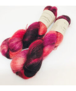 Bløde og glansfulde fed i en blanding af 75 % Kidmohair og 25 % Mulbærsilke. Dette garn er dermed et virkelig eksklusivt garn til dit strik. Mohair varmer 3 x mere end uld og vejer næsten intet. Brug garnet til sweatre, sjaler, huer og alt det andet, du ønsker ekstra blødt, lækkert, let og varmt. Disse fed lækre fed har en løbelængde på 420 m i hver fed a' 50 g. og er velegnet til følgetråd eller med flere tråde til hele arbejdet. Garnet stammer fra Italien, hvor det er spundet og af bedste sortering. Jeg håndfarver alle fed i små partier, husk derfor at bestille nok garn til dig projekt, så du er sikker på helt samme udtryk.