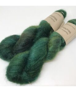 Bløde og glansfulde fed i en blanding af 75 % Kidmohair og 25 % Mulbærsilke. Dette garn er dermed et virkelig eksklusivt garn til dit strik. Mohair varmer 3 x mere end uld og vejer næsten intet. Brug garnet til sweatre, sjaler, huer og alt det andet, du ønsker ekstra blødt, lækkert, let og varmt. Disse fed lækre fed har en løbelængde på 420 m i hver fed a' 50 g. og er velegnet til følgetråd eller med flere tråde til hele arbejdet. Garnet stammer fra Italien, hvor det er spundet og af bedste sortering. Jeg håndfarver alle fed i små partier, husk derfor at bestille nok garn til dig projekt, så du er sikker på helt samme udtryk.