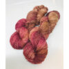 Dette garn er et nyt garn med en sammensætning af merino og hamp, specielt til strømper. Dette garn indeholder 80% merino SW, 20 % hamp og er trods det, et blødt og behageligt garn Løbelængde er 400 m  pr 100 g, som hvert fed vejer. Vejledende pinde: 2.5 - 4 mm Vejledende strikkefasthed: 28-36 masker pr 10 cm Garnet passer til perfekt som alternativ til strømpegarn uden nylon Jeg håndfarver alle fed i små partier, husk derfor at bestille fed nok til dit projekt, så du får nøjagtigt samme udtryk i hele arbejdet.
