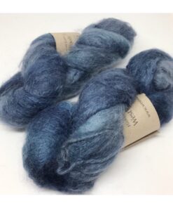 WestWooly Fat Mohair er et tykt mohairgarn i en dejlig tykkelse. Garnet har en sammensætning, der består af 73% kid mohair, 12% merinould og 5% nylon. Dette garn er enormt blødt med en god fylde og kan bruges i mange sammenhænge, som eks de lune sweatre på større pinde. Garnet kan bruges alene eller sammen med en tråd ufarvet merino, merino/Tencel, Merino/silke eller merino single. Jeg håndfarver alle fed i små partier, husk derfor at bestille fed nok til dit projekt Fiberindhold: 73% kid mohair, 12% merino, 5% nylon Anbefalet pind: 7-10 mm Løbelængde: 180 meter / 100 g i hvert fed Vaskeanvisning: håndvask 30 grader – tørres liggende Vær opmærksom på, at farven på billedet kan afvige en smule fra virkeligheden, da det afhænger af skærmens farvekalibrering. Der kan således også være nuanceforskelle fra skærm til skærm. Håndfarvet garn er et spændende og interessant materiale at arbejde med.  Alle fed er farvet i hånden og helt unikke.Derfor vil der opleves forskelle i de enkelte fed. Når du strikker med håndfarvet garn, kan du med fordel strikke med to forskellige nøgler på samme tid. Strik eks. 2-5 omgange med hvert nøgle, jhvormed du  