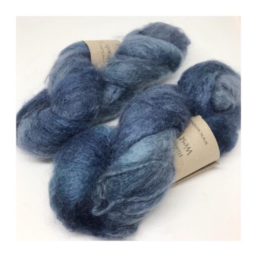 WestWooly Fat Mohair er et tykt mohairgarn i en dejlig tykkelse. Garnet har en sammensætning, der består af 73% kid mohair, 12% merinould og 5% nylon. Dette garn er enormt blødt med en god fylde og kan bruges i mange sammenhænge, som eks de lune sweatre på større pinde. Garnet kan bruges alene eller sammen med en tråd ufarvet merino, merino/Tencel, Merino/silke eller merino single. Jeg håndfarver alle fed i små partier, husk derfor at bestille fed nok til dit projekt Fiberindhold: 73% kid mohair, 12% merino, 5% nylon Anbefalet pind: 7-10 mm Løbelængde: 180 meter / 100 g i hvert fed Vaskeanvisning: håndvask 30 grader – tørres liggende Vær opmærksom på, at farven på billedet kan afvige en smule fra virkeligheden, da det afhænger af skærmens farvekalibrering. Der kan således også være nuanceforskelle fra skærm til skærm. Håndfarvet garn er et spændende og interessant materiale at arbejde med.  Alle fed er farvet i hånden og helt unikke.Derfor vil der opleves forskelle i de enkelte fed. Når du strikker med håndfarvet garn, kan du med fordel strikke med to forskellige nøgler på samme tid. Strik eks. 2-5 omgange med hvert nøgle, jhvormed du  