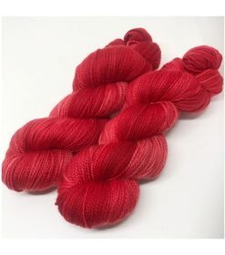 WestWooly merino SW 325, er et superblødt, lækkert og robust garn, og det kan bruges til utallige formål som sweatre, sjaler og ikke mindst strik til børn. Garnet er hårdt spundet af lange og bløde fibre og er derfor både blødt og kan strikkes på op til pind 4,5 mm Materiale: 100 % merino, 2-trådet, 20,5 mic Vejledende pinde: 3,5-4,5 mm Vejledende strikkefasthed: 22-30 masker pr 10 cm Løbelængde: 325 m pr fed a' 100 g Jeg håndfarver alle fed i små partier, husk derfor at bestille fed nok til dit projekt Vær opmærksom på, at farven på billedet kan afvige en smule fra virkeligheden, da det afhænger af skærmens farvekalibrering. Der kan således også være nuanceforskelle fra skærm til skærm. Håndfarvet garn er et spændende og interessant materiale at arbejde med.  Alle fed er farvet i hånden og helt unikke.Derfor vil der opleves forskelle i de enkelte fed. Når du strikker med håndfarvet garn, kan du med fordel strikke med to forskellige nøgler på samme tid. Strik eks. 2-5 omgange med hvert nøgle, hvormed du  