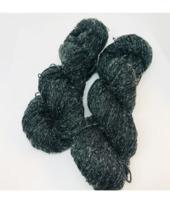 Dette garn er et nyt garn med en sammensætning af merino og hamp, specielt til strømper. Dette garn indeholder 80% merino SW, 20 % hamp og er trods det, et blødt og behageligt garn Løbelængde er 400 m  pr 100 g, som hvert fed vejer. Vejledende pinde: 2.5 - 4 mm Vejledende strikkefasthed: 28-36 masker pr 10 cm Garnet passer til perfekt som alternativ til strømpegarn uden nylon Jeg håndfarver alle fed i små partier, husk derfor at bestille fed nok til dit projekt, så du får nøjagtigt samme udtryk i hele arbejdet.