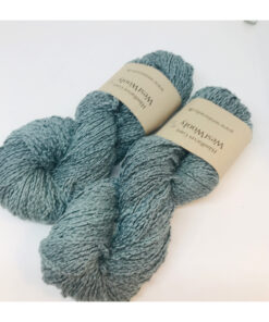 Dette garn er et nyt garn med en sammensætning af  50 %, 35 % hamp og 15 % viscose Dette garn indeholder lækre materialer og er trods hamp et blødt garn og lækkert garn. Løbelængde er 120 m  pr 100 g, som hvert fed vejer. Vejledende pinde: 4,5-5,5  mm Vejledende strikkefasthed: 18-24 masker pr 10 cm Garnet passer perfekt til toppe eller som følgetråd