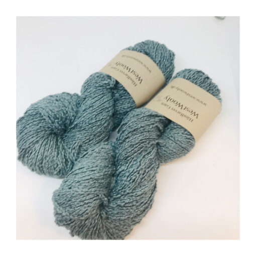 Dette garn er et nyt garn med en sammensætning af  50 %, 35 % hamp og 15 % viscose Dette garn indeholder lækre materialer og er trods hamp et blødt garn og lækkert garn. Løbelængde er 120 m  pr 100 g, som hvert fed vejer. Vejledende pinde: 4,5-5,5  mm Vejledende strikkefasthed: 18-24 masker pr 10 cm Garnet passer perfekt til toppe eller som følgetråd