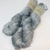 .Dette garn er et nyt garn der indeholder 100 % Tenzel, der dannes af træfibre.. Garnet er super blødt, og har et glasfuldt skær som silke. Dette garn indeholder 100 % Tenzel, der er fremstillet af træfibre og er dermed et bæredygtigt garn med en fornuftig pris. Garnet kan strikkes alene eller benyttes som en følgetråd og eks erstatte mohair/silke. Løbelængde er 400 m  pr 100 g, som hvert fed vejer. Vejledende pinde: 2 - 3,5 mm og er dermed velegnet til utallige formål Jeg håndfarver alle fed i små partier, husk derfor at bestille fed nok til dit projekt, så du får nøjagtigt samme udtryk i hele arbejdet.