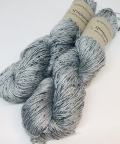 .Dette garn er et nyt garn der indeholder 100 % Tenzel, der dannes af træfibre.. Garnet er super blødt, og har et glasfuldt skær som silke. Dette garn indeholder 100 % Tenzel, der er fremstillet af træfibre og er dermed et bæredygtigt garn med en fornuftig pris. Garnet kan strikkes alene eller benyttes som en følgetråd og eks erstatte mohair/silke. Løbelængde er 400 m  pr 100 g, som hvert fed vejer. Vejledende pinde: 2 - 3,5 mm og er dermed velegnet til utallige formål Jeg håndfarver alle fed i små partier, husk derfor at bestille fed nok til dit projekt, så du får nøjagtigt samme udtryk i hele arbejdet.
