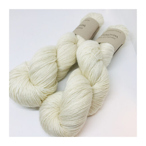Dette garn er super blødt, fyldigt og med et smukt skær. Garnet passer til pind 2-4,5 mm og indeholder 50 % Merino SW. og 50 % Tussah silke. Garnet er velegnet alene eller med en følgetråd. Løbelængde er 400 m  pr 100 g, som hvert fed vejer. Vejledende pinde: 2-4,5mm og er dermed velegnet til utallige formål vejledende strikkefasthed er 28-36 masker pr 10 cm