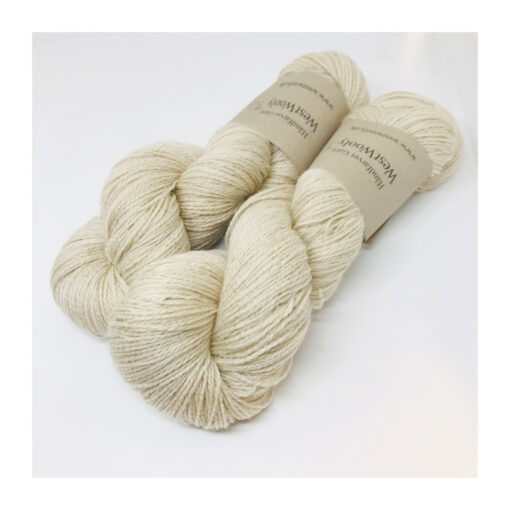 Dette garn er super blødt, fyldigt og med et smukt skær. Garnet passer til pind 2-4,5 mm og indeholder 90 % Merino SW. og 10 % kameluld. Garnet er velegnet alene eller med en følgetråd. Løbelængde er 400 m  pr 100 g, som hvert fed vejer. Vejledende pinde: 2-4,5mm og er dermed velegnet til utallige formål vejledende strikkefasthed er 28-36 masker pr 10 cm