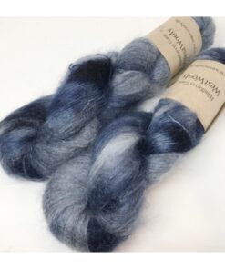 Bløde og glansfulde fed i en blanding af 75 % Kidmohair og 25 % Mulbærsilke. Dette garn er dermed et virkelig eksklusivt garn til dit strik. Mohair varmer 3 x mere end uld og vejer næsten intet. Brug garnet til sweatre, sjaler, huer og alt det andet, du ønsker ekstra blødt, lækkert, let og varmt. Disse fed lækre fed har en løbelængde på 420 m i hver fed a' 50 g. og er velegnet til følgetråd eller med flere tråde til hele arbejdet. Garnet stammer fra Italien, hvor det er spundet og af bedste sortering. Jeg håndfarver alle fed i små partier, husk derfor at bestille nok garn til dig projekt, så du er sikker på helt samme udtryk.