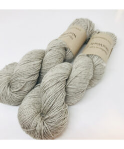 Dette garn er super blødt, fyldigt og med et smukt skær. Garnet passer til pind 3-5 mm og indeholder 90 % Merino SW. og 10 % yakuld. Garnet er velegnet alene eller med en følgetråd. Løbelængde er 250 m  pr 100 g, som hvert fed vejer. Vejledende pinde: 3-5 mm og er dermed velegnet til utallige formål vejledende strikkefasthed er 22-34 masker pr 10 cm