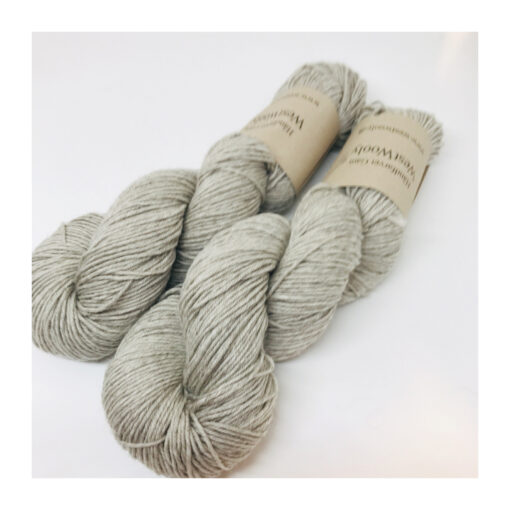 Dette garn er super blødt, fyldigt og med et smukt skær. Garnet passer til pind 3-5 mm og indeholder 90 % Merino SW. og 10 % yakuld. Garnet er velegnet alene eller med en følgetråd. Løbelængde er 250 m  pr 100 g, som hvert fed vejer. Vejledende pinde: 3-5 mm og er dermed velegnet til utallige formål vejledende strikkefasthed er 22-34 masker pr 10 cm