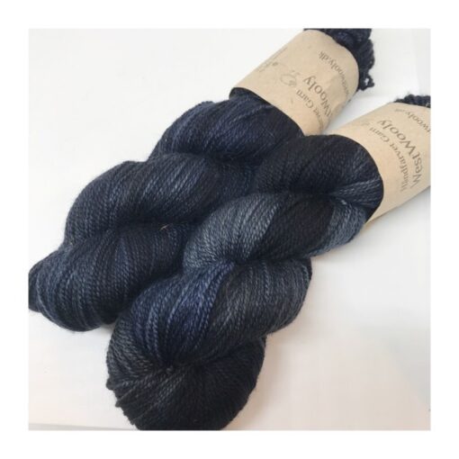 Dette garn indeholder 100 % ren merino og er et superblødt, robust og lækkert håndfarvet garn. Løbelængde 325 m. på 100 g og et garn der kan bruges til utallige formål. Dette både til brug for sweatre, sjaler, strik til børn og meget andet. Vejledende pinde: 3,5-4,5 mm Vejledende strikkefasthed: 22-30 masker pr 10 cm Garnet passer til perfekt til sweatre, huer, sjaler og børnetøj. Jeg håndfarver alle fed i små partier, husk derfor at bestille fed nok til dit projekt, så du får nøjagtigt samme udtryk i hele arbejdet.