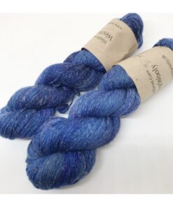 Dette garn er et nyt garn med en sammensætning af merino og hamp, specielt fremstillet til strømper. Dette garn indeholder 80% merino SW, 20 % hamp og er trods det, et blødt og behageligt garn Løbelængde er 400 m  pr 100 g, som hvert fed vejer. Vejledende pinde: 2.5 - 4 mm Vejledende strikkefasthed: 28-36 masker pr 10 cm Garnet passer til perfekt som alternativ til strømpegarn uden nylon Jeg håndfarver alle fed i små partier, husk derfor at bestille fed nok til dit projekt, så du får nøjagtigt samme udtryk i hele arbejdet.