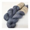 Dette garn er et nyt garn med en sammensætning af merino og hamp, specielt til strømper. Dette garn indeholder 80% merino SW, 20 % hamp og er trods det, et blødt og behageligt garn Løbelængde er 400 m  pr 100 g, som hvert fed vejer. Vejledende pinde: 2.5 - 4 mm Vejledende strikkefasthed: 28-36 masker pr 10 cm Garnet passer til perfekt som alternativ til strømpegarn uden nylon Jeg håndfarver alle fed i små partier, husk derfor at bestille fed nok til dit projekt, så du får nøjagtigt samme udtryk i hele arbejdet.