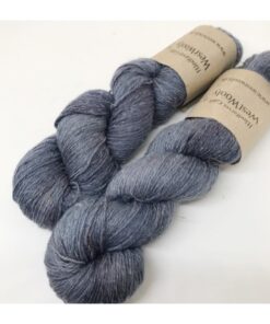 Dette garn er et nyt garn med en sammensætning af merino og hamp, specielt til strømper. Dette garn indeholder 80% merino SW, 20 % hamp og er trods det, et blødt og behageligt garn Løbelængde er 400 m  pr 100 g, som hvert fed vejer. Vejledende pinde: 2.5 - 4 mm Vejledende strikkefasthed: 28-36 masker pr 10 cm Garnet passer til perfekt som alternativ til strømpegarn uden nylon Jeg håndfarver alle fed i små partier, husk derfor at bestille fed nok til dit projekt, så du får nøjagtigt samme udtryk i hele arbejdet.