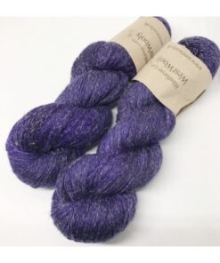 Dette garn er et nyt garn med en sammensætning af merino og hamp, specielt til strømper. Dette garn indeholder 80% merino SW, 20 % hamp og er trods det, et blødt og behageligt garn Løbelængde er 400 m  pr 100 g, som hvert fed vejer. Vejledende pinde: 2.5 - 4 mm Vejledende strikkefasthed: 28-36 masker pr 10 cm Garnet passer til perfekt som alternativ til strømpegarn uden nylon Jeg håndfarver alle fed i små partier, husk derfor at bestille fed nok til dit projekt, så du får nøjagtigt samme udtryk i hele arbejdet.
