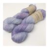 Dette garn er et nyt garn med en sammensætning af merino og hamp, specielt fremstillet til strømper. Dette garn indeholder 80% merino SW, 20 % hamp og er trods det, et blødt og behageligt garn Løbelængde er 400 m  pr 100 g, som hvert fed vejer. Vejledende pinde: 2.5 - 4 mm Vejledende strikkefasthed: 28-36 masker pr 10 cm Garnet passer til perfekt som alternativ til strømpegarn uden nylon Jeg håndfarver alle fed i små partier, husk derfor at bestille fed nok til dit projekt, så du får nøjagtigt samme udtryk i hele arbejdet.